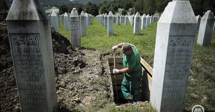 U mezarju Memorijalnog centra Potočati kopaju se mezari za 30 novih žrtava genocida u Srebrenici