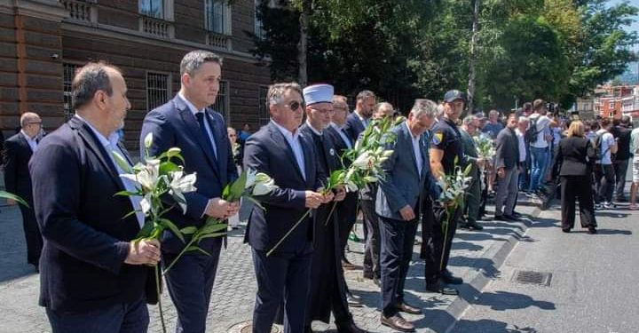 Kolona sa tabutima posmrtnih ostataka žrtava genocida krenula iz Visokog, Sarajevo odalo počast
