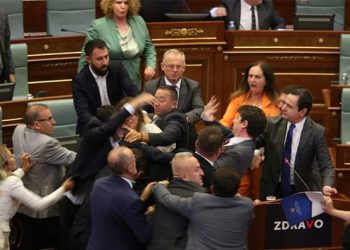 Na sjednici Skupštine Kosova opozicioni poslanici napali Kurtija dok je bio za govornicom