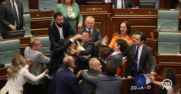 Na sjednici Skupštine Kosova opozicioni poslanici napali Kurtija dok je bio za govornicom