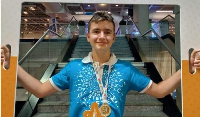 Benjamin Mukić osvojio prvo mjesto na Internacionalnoj STEM olimpijadi u oblasti programiranja