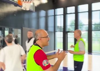 Erdogan je poznat kao strastveni fudbaler ali i košarka mu ide od ruke VIDEO