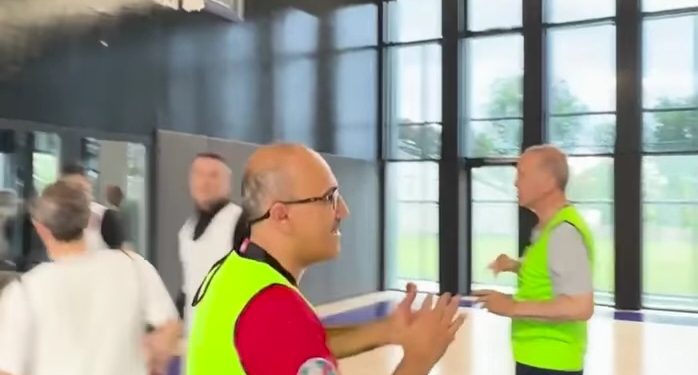 Erdogan je poznat kao strastveni fudbaler ali i košarka mu ide od ruke VIDEO