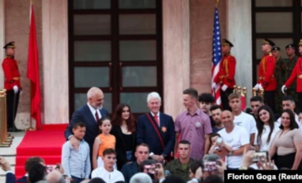 Klinton u posjeti Albaniji, pozvao na rješenje krize na severu Kosova