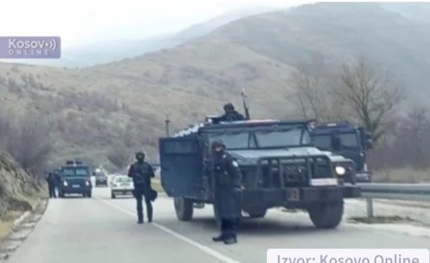 Jake policijske snage Kosova kod Jarinja radi sprečavanja  ilegalnog ulaska