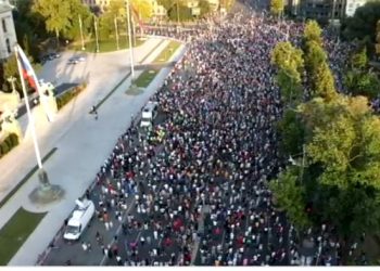 Završen deseti protest “Srbija protiv nasilja”, ostavljeni pokloni ispred zgrade policije VIDEO