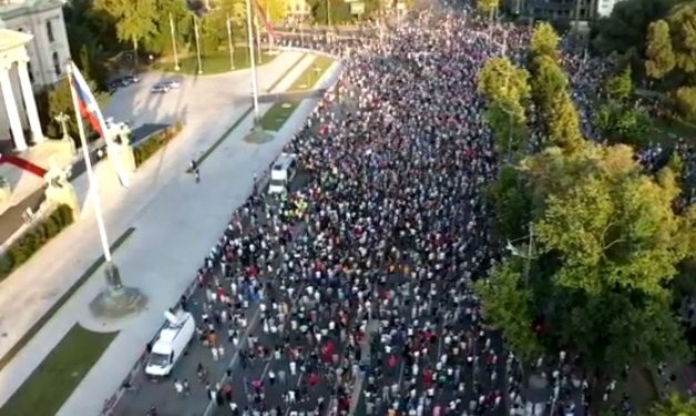 Završen deseti protest “Srbija protiv nasilja”, ostavljeni pokloni ispred zgrade policije VIDEO