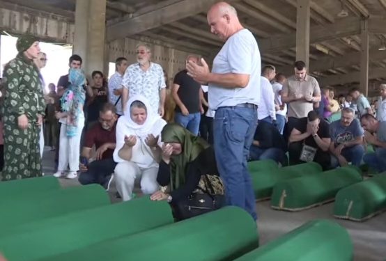Tabuti stigli u Potočare u fabriku akumulatora, salom odzvanjaju jecaji porodica