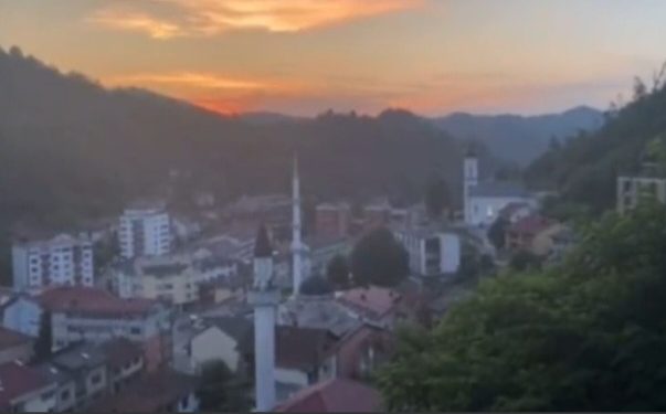 Provokacija iz dvorišta crkve u Srebrenici, puštaju pjesmu Veseli se srpski rode VIDEO