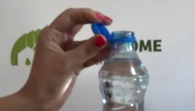 Čep koji ne može da se odvoji od flaše danima buni ljude