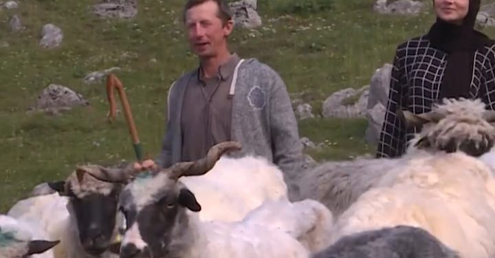 Letnji raspust Dženana provodi sa ocem i majkom na planini, bez struje i interneta VIDEO