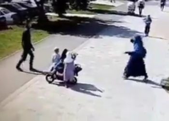 Muslimanka sa djecom napadnuta na sred ulice bez ikakvog razloga  VIDEO