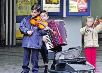 Dva brata i sestra svirali u Knez Mihajlovoj pa dobili 100.000 evra i život im se preokrenuo