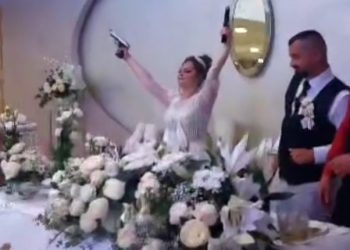 Nema svadbe dok pištolj ne zapuca, posebno je samo kad nevesta puca i to iz dva pistolja VIDEO