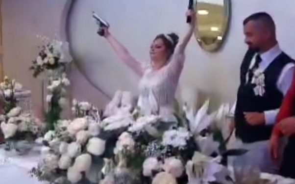 Nema svadbe dok pištolj ne zapuca, posebno je samo kad nevesta puca i to iz dva pistolja VIDEO