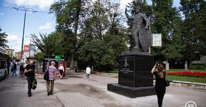 U Sarajevu ispred Predsjedništva postavljen spomenik kralju Tvrtku