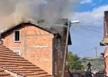 Novi Pazar: Na jednoj porodičnoj kući izbio požar, ekipe vatrogasaca i hitne na terenu