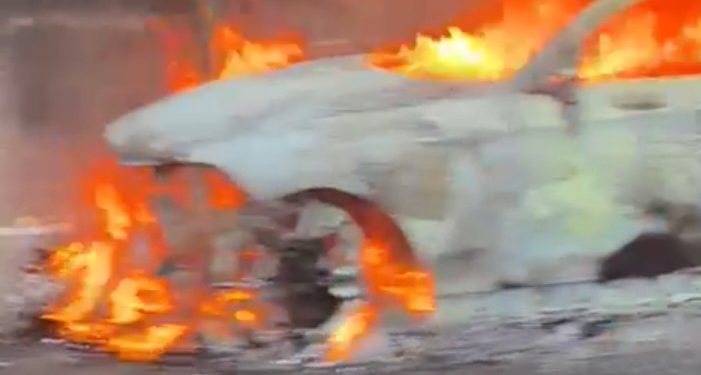 Gori auto kod tunela na putu Ribariće – Novi Pazar VIDEO