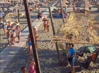 Na jednoj plaži u Ulcinju na kraju smene himna, svi stoje mirno VIDEO