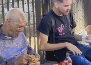 Divan gest mladića, kupio ručak sebi i prosjaku pa zajedno ručali na ulicu VIDEO