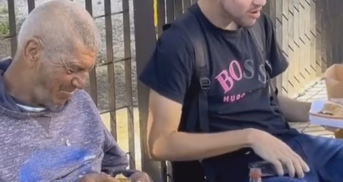 Divan gest mladića, kupio ručak sebi i prosjaku pa zajedno ručali na ulicu VIDEO