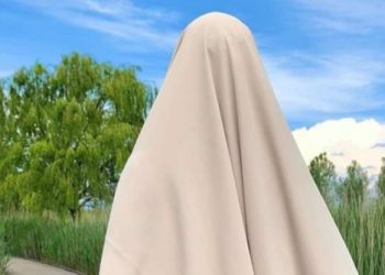 Još jedan napad na ženu sa hidžabom na primorju, srbin iz Beča alokobolom polio ženu u Budvi