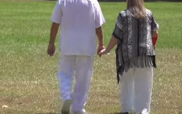 Nevjerovatno, zmija pala sa neba na ruci jedne žene a onda jastreb je odbranio VIDEO