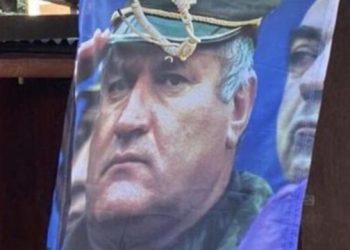 Još jedna provokacija na primorju, podgoričanin na kuću okačio sliku ratnog zločinca Mladića