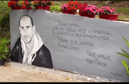 U ulici u kojoj je rođen Ervin Ćelahmetović otslikan mural ” …živećeš dok je Potoka i tvojih ljudi”