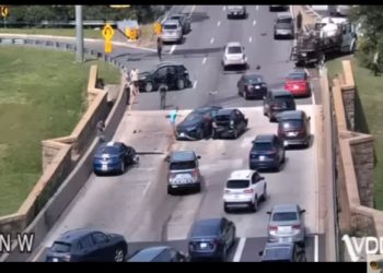 Uleteo sa kamionom na auto-put pa namerno udarao auta i to nije sve…   VIDEO