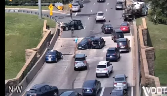 Uleteo sa kamionom na auto-put pa namerno udarao auta i to nije sve…   VIDEO
