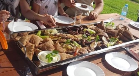 Da li je dozvoljeno jesti u restoranima u kojima se toči alkohol?
