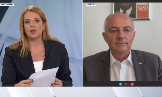 Poslanik Bundestaga, Juratović: Zavrnuti slavine Vučiću, on je predsednik države kojoj niko nevjeruje
