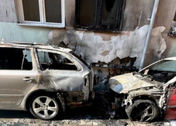 Zapaljena dva auta u centru Novog Pazara, vatra zahvatila i zgradu