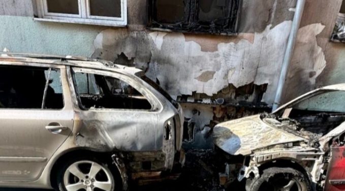 Zapaljena dva auta u centru Novog Pazara, vatra zahvatila i zgradu