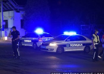 Dva mladića 19 i 20 godina stradala u Futogu kod osnovne škole, iz auta u pokretu otvorena rafalna paljba