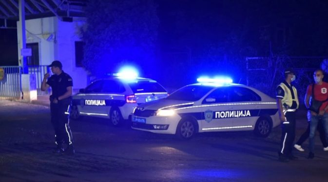 Dva mladića 19 i 20 godina stradala u Futogu kod osnovne škole, iz auta u pokretu otvorena rafalna paljba