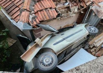 NOVI PAZAR – Automobil se zaustavio  na krovu jedne porodične kuće, vozač povređen