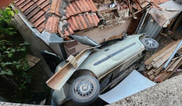 NOVI PAZAR – Automobil se zaustavio na krovu jedne porodične kuće, vozač povređen