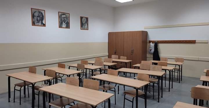 Sindikati traže smanjenje adminiatracije, nastavnici gledaju u ekran a djeca ispod stola u telefon