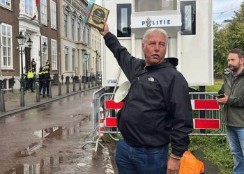 Vođa islamofobične grupe u Holandiji zapalio Kur'an ispred ambasade Pakistana