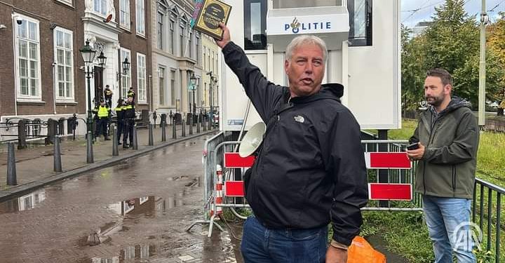 Vođa islamofobične grupe u Holandiji zapalio Kur'an ispred ambasade Pakistana