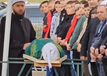 Svi prisutni plakali kada se obratio Hafiz  Esad  ef Mahmutović na dženazi svog sina Jahje VIDEO