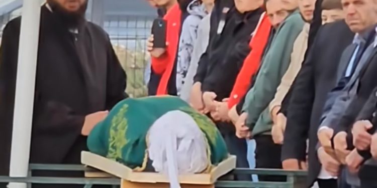 Svi prisutni plakali kada se obratio Hafiz  Esad  ef Mahmutović na dženazi svog sina Jahje VIDEO