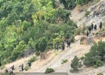 Objavljen video gomilanja srpskih terorista i trenutka kada ih kosovska policija juri. VIDEO