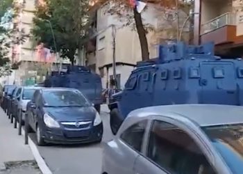 Specijalna kosovska policija pretresla zgradu u kojoj je živio Radoičić, oduzeli luksuzne automobile