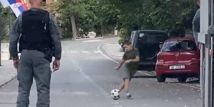 Srpski dječaci igraju fudbal sa kosovskim specijalcima na ulici VIDEO