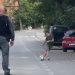 Srpski dječaci igraju fudbal sa kosovskim specijalcima na ulici VIDEO