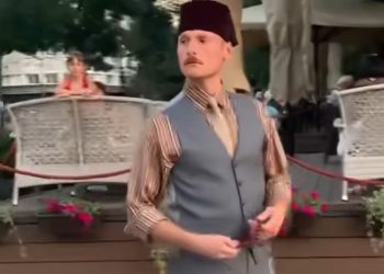 Beograđani u  centru grada u čudu kada su ugledali čovjeka sa fesom i tespihom. VIDEO