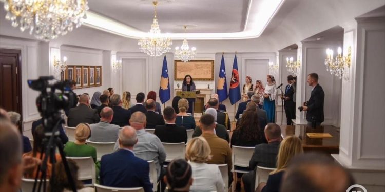 Predsjednica Kosova Vjosa Osmani dodijelila predsjedničke medalje uglednim Bošnjacima, povodom Dana Bošnjaka